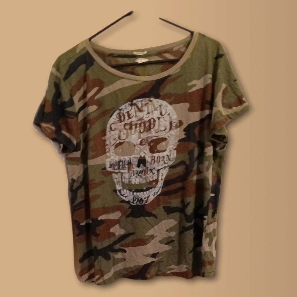 Denim&Supply Ralph Lauren Camo T with funky skull design! Relaxed style and fit.
